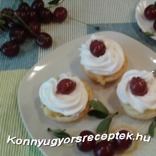 Tejszínes vanílíia krémes meggyes kosárka!