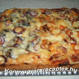 Tonhalas és szalámis pizza