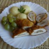 Sajttal-szőlővel töltött csirkemell rolád