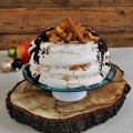 Pavlova fűszeres karamellizált almával